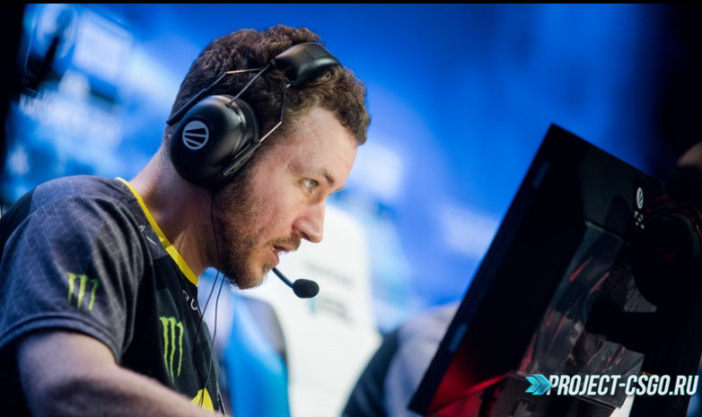 Edward после долго отпуска решил вернуться в профессиональный киберспорт